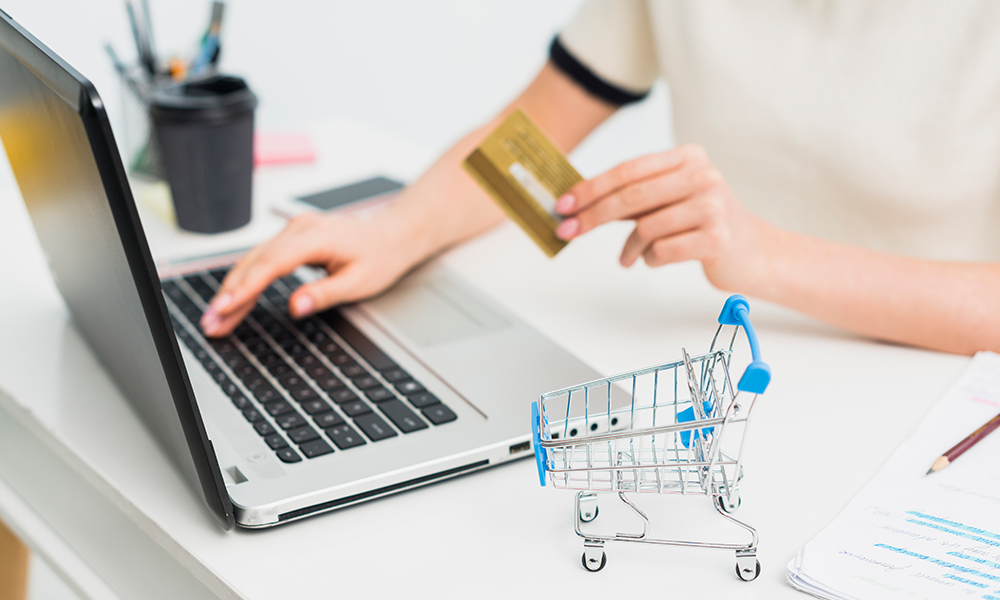 Persona comprando por internet con tarjeta de crédito