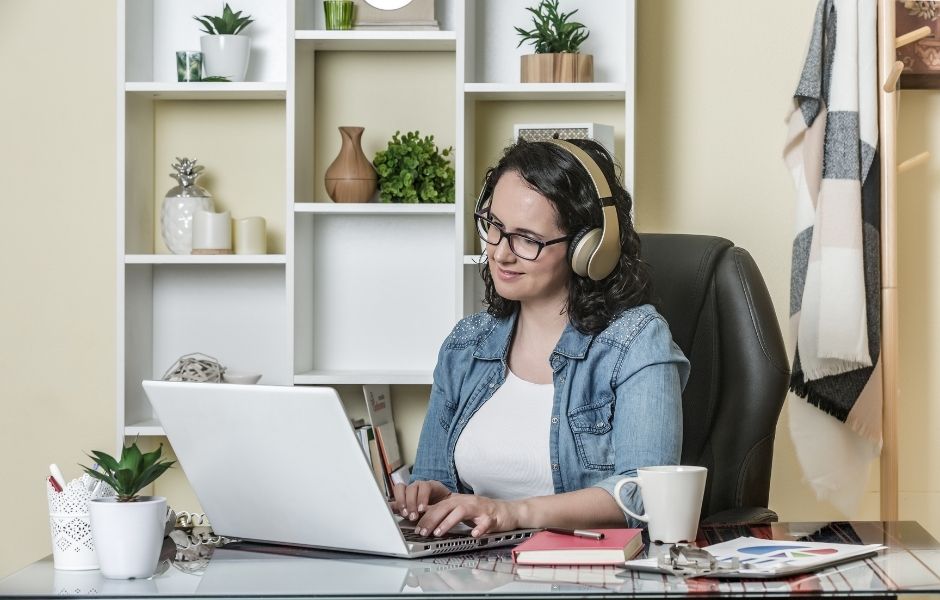 mujer teletrabajando