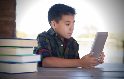 niño usando tablet