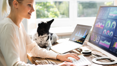 mujer trabajando en su computador