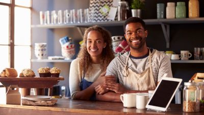 pareja en una cafetería