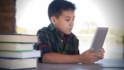 niño usando tablet