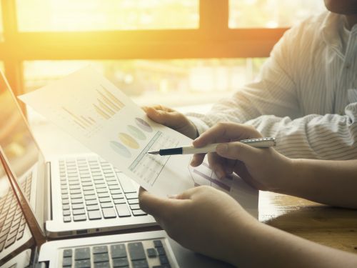 Personas frente al computador revisando documentos