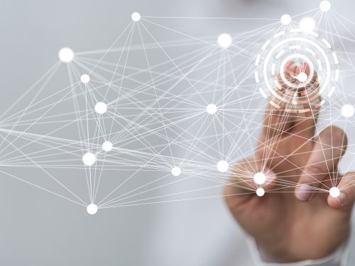 Mano señalando puntos en la pantalla