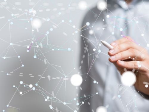 Lápiz apuntando a la pantalla