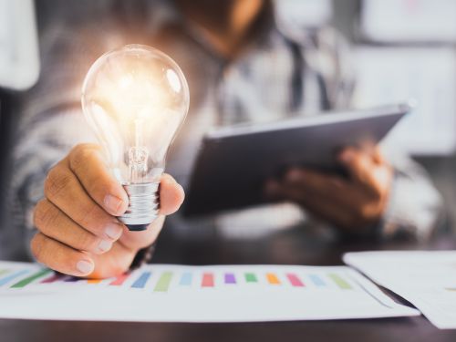 Persona sosteniendo un bombillo