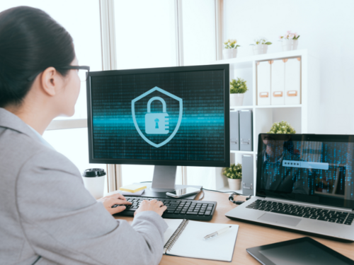 Persona utilizando una laptop