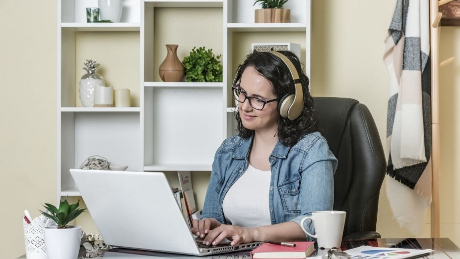 mujer teletrabajando