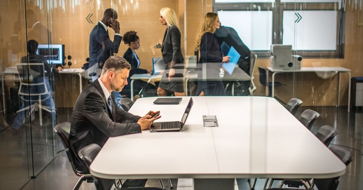 Persona en oficina revisando computador